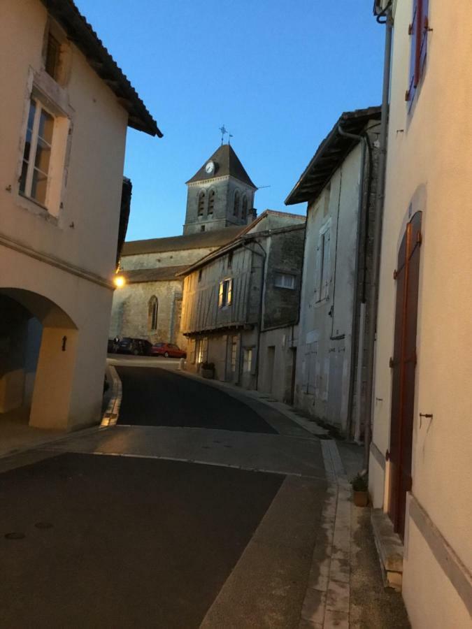 La Vieille Maison Rose Bed & Breakfast Nanteuil-en-Vallee Luaran gambar