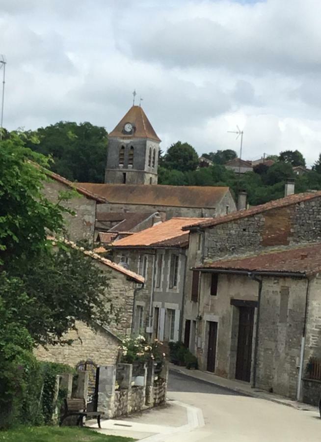 La Vieille Maison Rose Bed & Breakfast Nanteuil-en-Vallee Luaran gambar